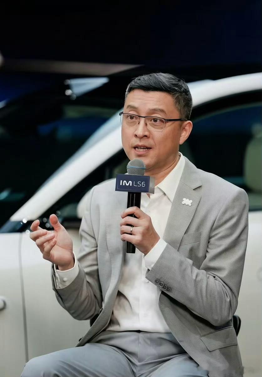 全新一代智己LS6这场发布会，我反而对发布会结束后的群访印象更深。

19.79万元起，上市57分钟新增订单超11000台，这些数字当然很抓眼球。但更有意思的是，智己这次把平时躲在幕后的年轻工程师都推到了台前。

CTO项娇带着一群工程师聊造车，真的有种“终于轮到我们说了”的感觉

聊空间，二排膝部空间 ​