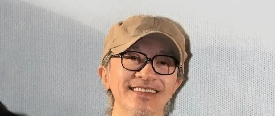 被骂了7年不会演戏的杨超越，推掉S级古偶进了《喜剧之王》剧组。2026年10月6日该剧零预热空降开播，此前已有文章断言“毁经典”“烂剧暴击”。可剧组里蒋龙恐高，天台实拍时杨超越死死拉住他，拍完胳膊青紫才偷偷哭。这事让人琢磨：一个被骂7年的人，为什么还能拿到机会？我觉得关键在于，骂声本身就是流量，而流