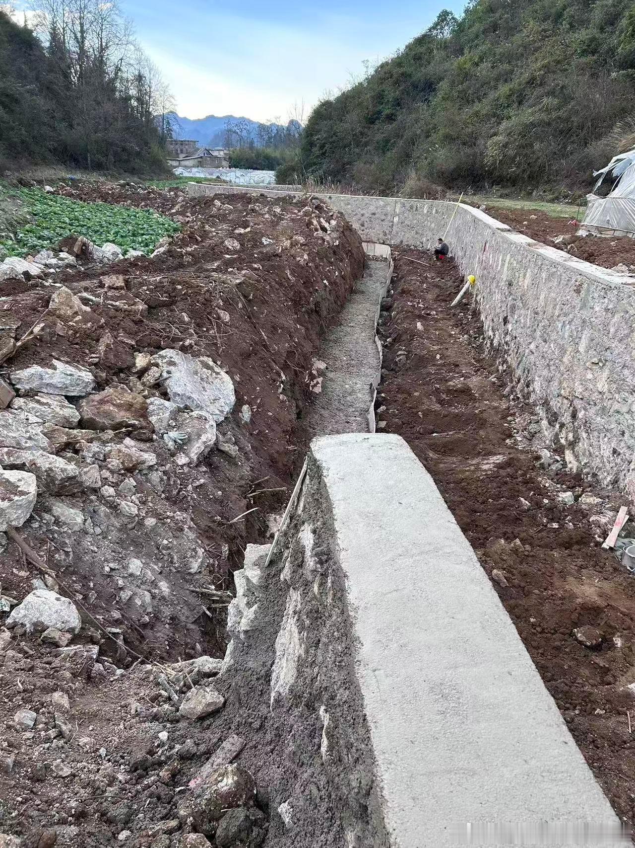 贵州黔西雨朵镇、金兰镇高标准农田项目！
我们农民工在工地干完活，项目早就完工验收。
对方打下欠条，还欠我们工资尾款48000元血汗钱！
多次打电话、上门对账讨要，一直推诿拖延，迟迟不兑现。
上有老下有小，全家就指望这笔工钱过日子，实在没办法。
恳请相关部门帮忙关注，希望早日拿回拖欠的农民工 ​