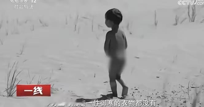 青海1岁裸体男孩在海拔3200米沙漠走失12小时，详情披露：孩子扛过夜里极端天气，民警一直喊叫防狼群靠近，找到那一刻大家都哭了
9月5日，央视新闻披露去年1岁裸体男童在海拔3200米的青海都兰县牧区走失事件详情。
 
事发地点在都兰县铁奎滩牧区，周边是戈壁沙丘地貌，海拔刚好3200米。
男童当时一岁