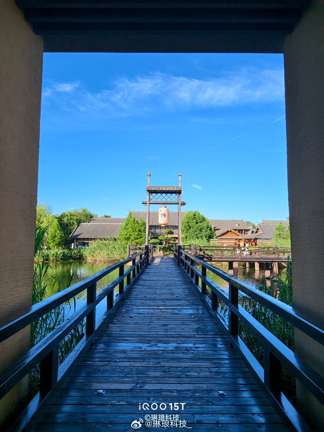 一组古镇实拍#iqoo15t# iQOO15T手机直出
长焦解析力在线，远景建筑细节清晰扎实，蓝天和木色建筑色彩还原舒服，旅游随手拍轻松出片👍#iqoo[超话]# ​