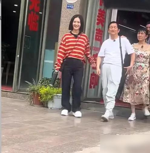 谢娜从不晒公婆合影，也从不让孩子去爷爷奶奶家。外人猜了八年婆媳不和，真相却完全反着来。
张杰父母是普通退休工人，父亲下岗后修过自行车，母亲守过小杂货铺。谢娜父母却是地方文艺骨干，父亲曲艺队队长，母亲舞蹈演员。两家背景天差地别，但谢娜从没嫌弃过。
当年张杰解约背百万债务，谢娜一边给精神支持，一边默