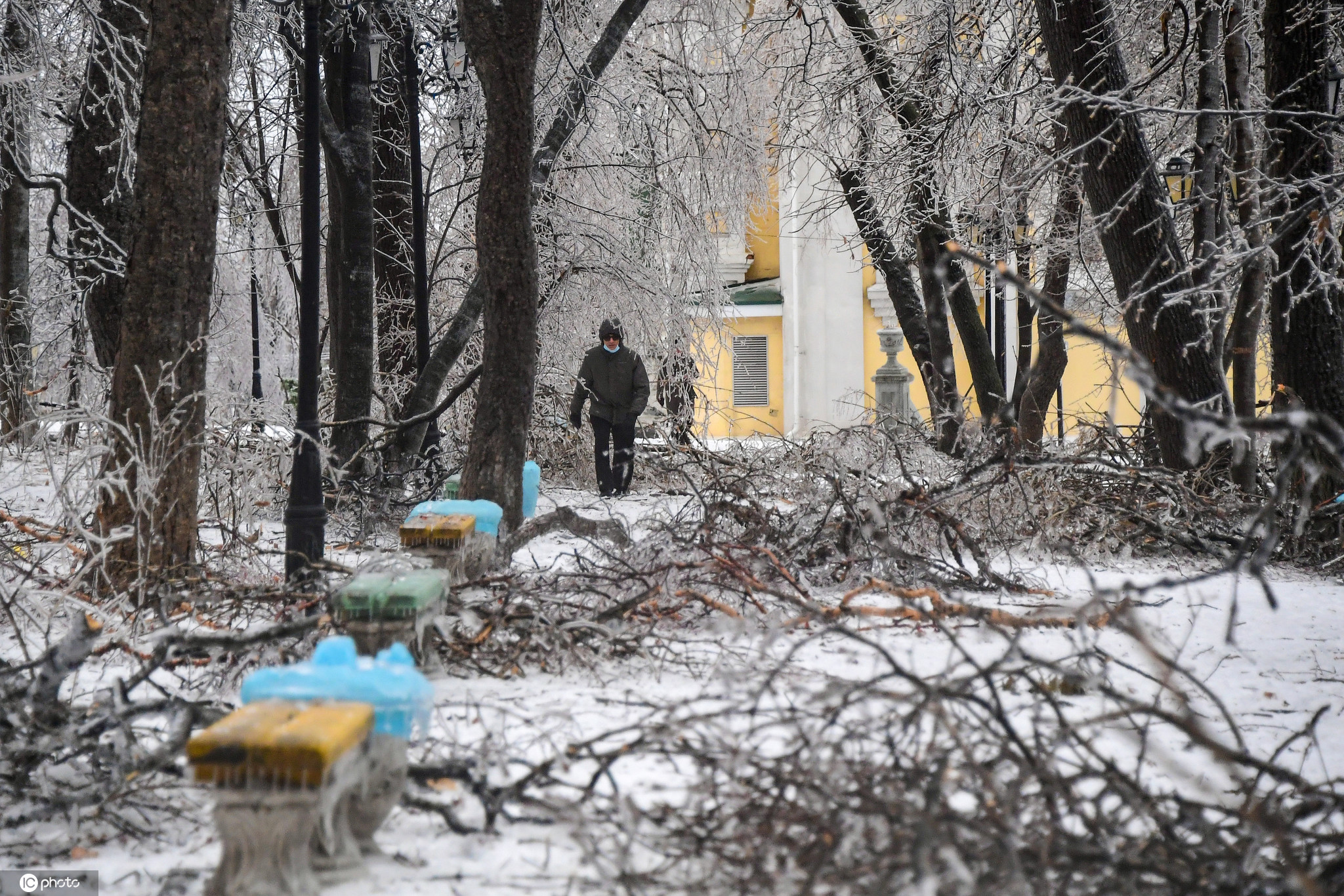 俄羅斯符拉迪沃斯托克迎大雪天氣 整個城市被冰“凍住瞭”-圖5