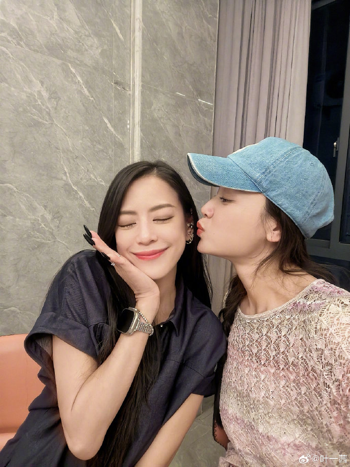 #叶一茜江语晨合照##叶一茜江语晨奔现#叶一茜江语晨合照。母女稳稳的好幸福 ​