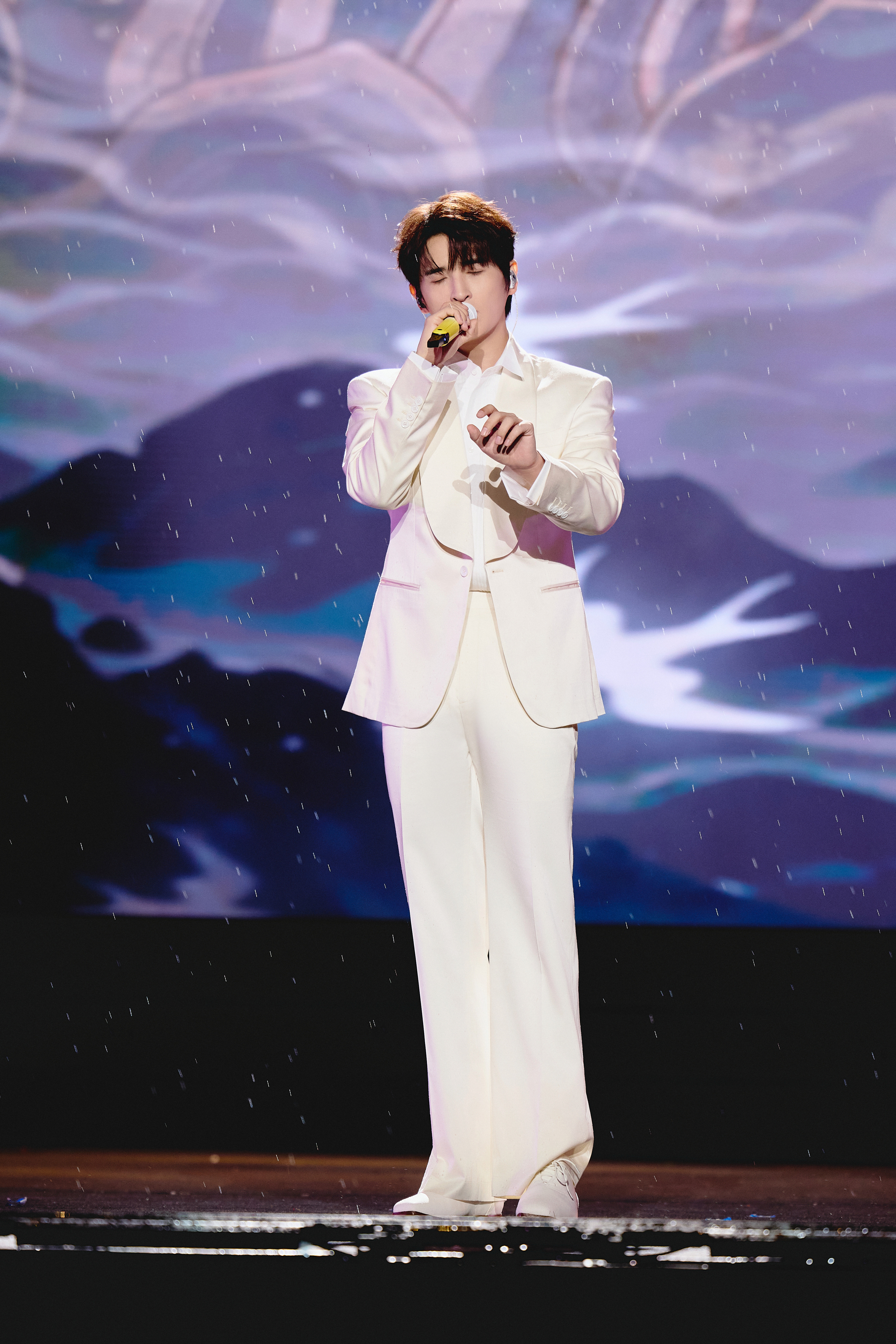 #张远[超话]##2026航天之夜#
于沉静光影里，自持一方从容 

摄影：
妆发：
造型：​