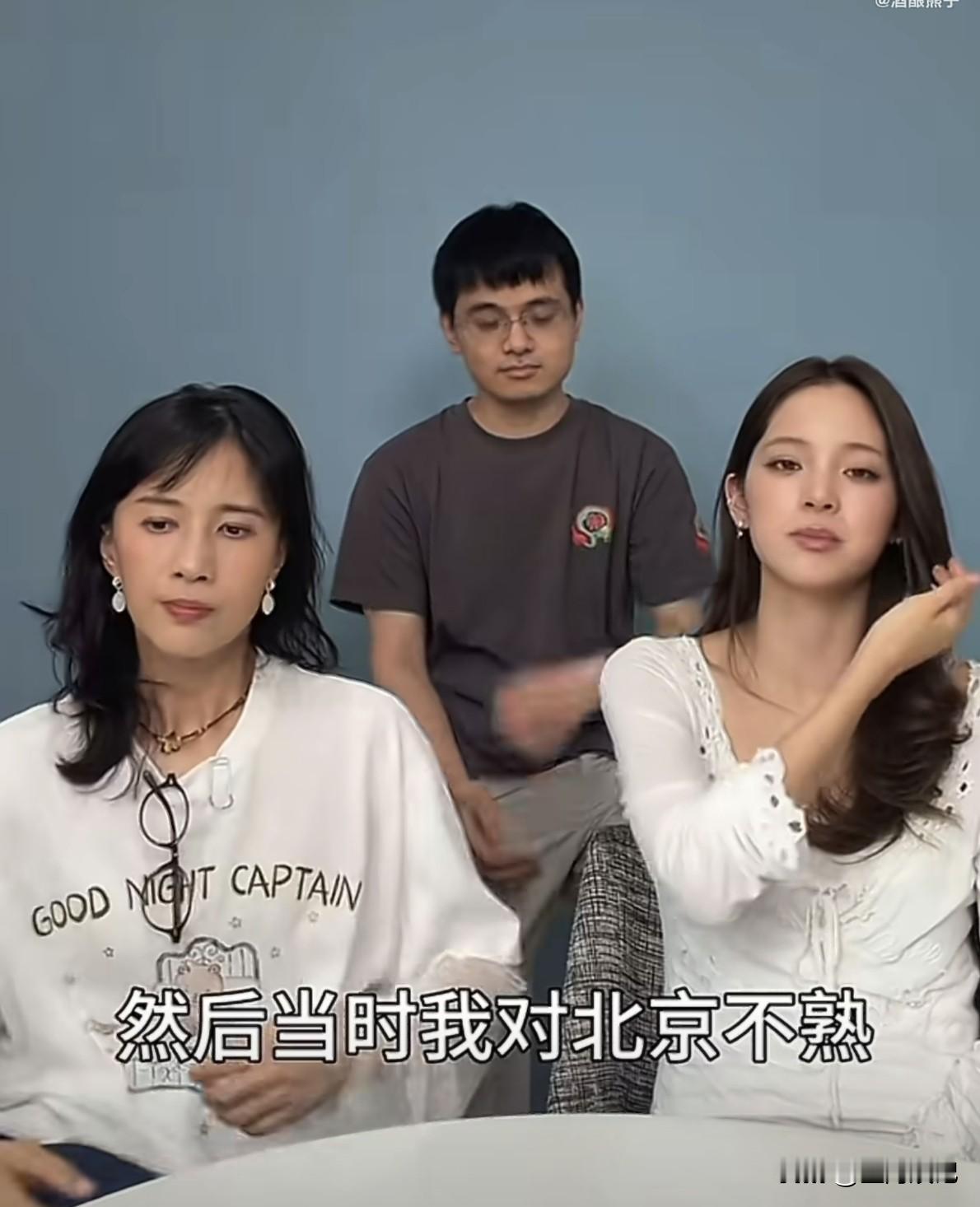欧阳娜娜罕见在papi酱《热烈欢迎》播客里，首度完整揭秘和刘昊然的少年羁绊，古早荧幕初恋的温柔过往瞬间刷屏出圈。
 
早年拍摄《北京爱情故事》时，初来北京的欧阳娜娜对这座城市完全陌生懵懂。比她大三岁的刘昊然，主动化身专属“北京导游”，细心带着她熟悉城市大街小巷，帮异乡的她快速适应新生活。
 
那些年