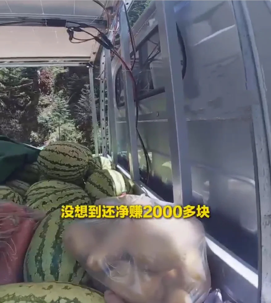 #爸爸拉一车西瓜带女儿进藏自驾游# 5555真有父母说到做到啊！为了奖励女儿三科考到90分，湖南爸爸拉一车西瓜小货车带她进藏自驾游，真的是“办法总比困难多”。但说实话，如果是开小货车跑318，颠簸的高原山路对后排的家人来说确实有点遭罪。这种时候就会想，要是换成一台空间够大、底盘够稳的SUV，比 ​