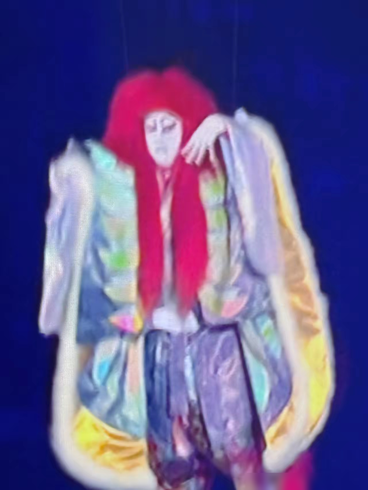 名古屋亚运会开幕式，歌舞伎《连狮子》一亮相，直接把网友看傻了。
演员脸涂得惨白，吊着威亚在半空甩头发。底下配着暗红色灯光，背景是个巨型名古屋城气球。三万人体育场，愣是搞出了祠堂氛围。
导演堤幸彦，主题叫和谐心跳。请的是中村屋名门，国家级非遗传承人。结果呢，评论区清一色阴森诡异想换台。传统本来是几
