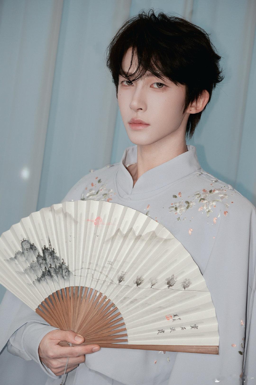 #刘宇0824生日快乐# ly#刘宇廿六驭梦山河# 
吹过来的风都是桂花香的
​