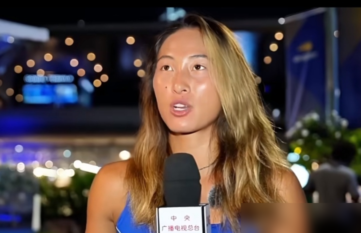 带伤从资格赛打起，郑钦文这次美网杀疯了！
第二轮对阵普汀塞娃，全场一发成功率不到50%，轰出9记ACE、31个制胜分，对手仅12个。
第二盘被对手月亮球战术打乱，2-6输掉一盘，决胜盘郑钦文迅速调整，一发成功率拉到71%，直接6-1收割胜局，终结对对手的两连败。
四次参加美网正赛，全部打进32