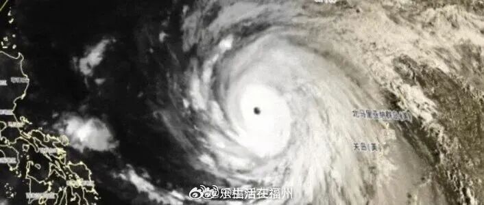 【#福州气象台发布台风预警Ⅳ级#】今年第30号台风“蔷琵”今天8时中心距离台湾台北市东南方向约1200公里（北纬18.0度、东经130.3度），中心附近最大风力17级以上（68米/秒，超强台风级）。预计，“蔷琵”将以每小时20公里的速度向西偏北方向移动，于22日进入我省台风警戒区，逐渐向台湾以东洋面靠近， ​