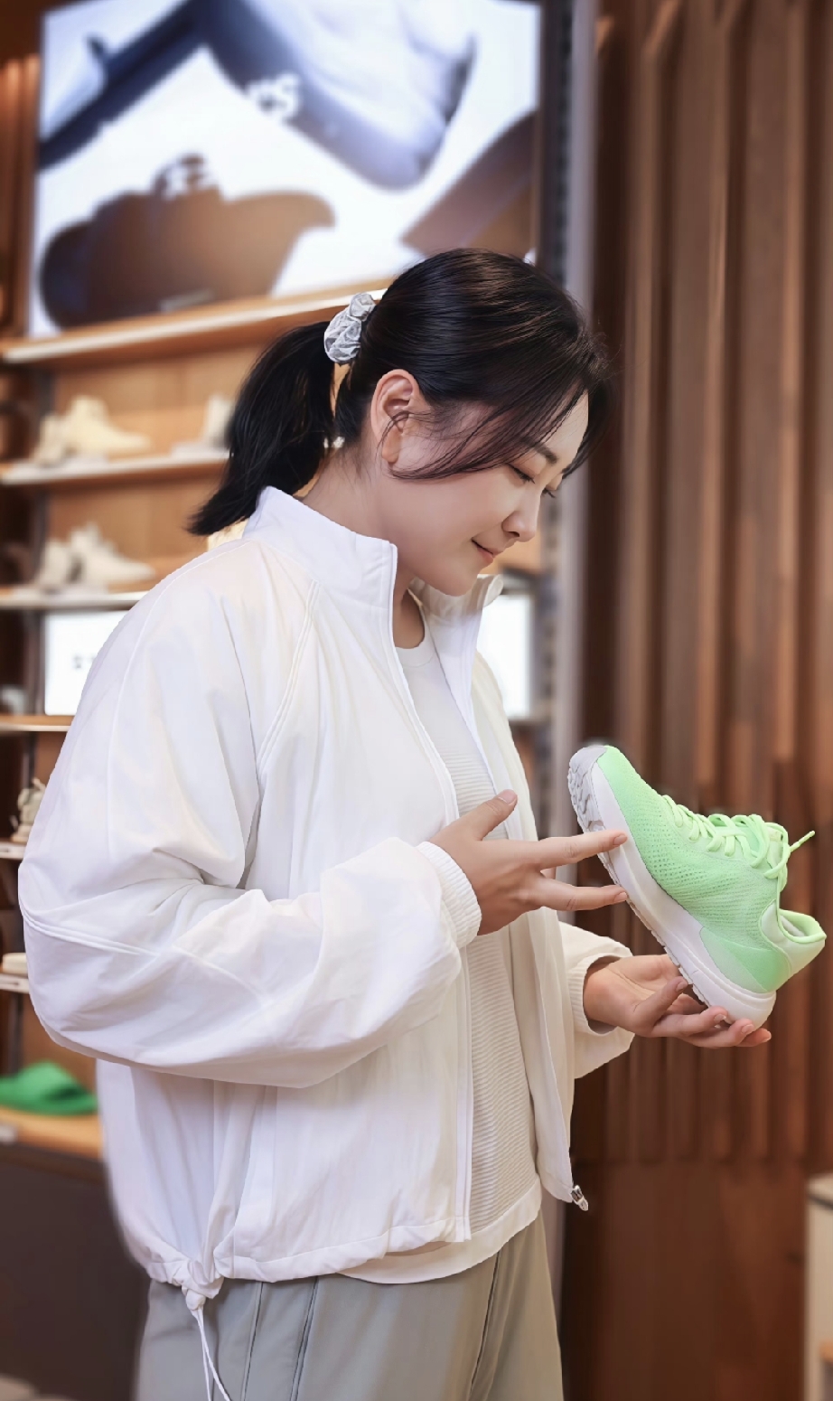 圆润版贾玲回归：网友直呼我的快乐回来了

    最近贾玲的活动路透传得广，脸圆了、状态松快了不少，被问到体重反弹，她半点没扭捏，直接笑着回了句“实在维持不住”。

    当初为拍《热辣滚烫》她硬减近百斤，那种极低体脂是为了角色专门控出来的短期极限状态，换谁长年累月掐着卡路里过日子，都熬不住。