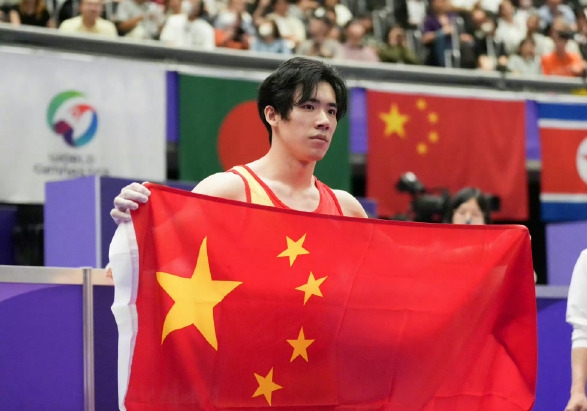 六项比完零失误，最后一项他主动降了难度，稳稳拿下全能金牌。张博恒这场胜利，远比看上去更加清醒。
名古屋算是他的客场，两位日本奥运冠军夹击竞争。赛前手臂拉伤，还对胶布过敏，又在机场滞留六小时，足足饿了十二个小时才站上赛场。
第五轮双杠，他拿下全场最高分完成反超。可到决定胜负的最后一项，领先优势并不多，