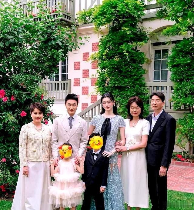 奚梦瑶携一家四口登山出游，4岁女儿长腿格外醒目，身形展现母亲的基因优势 ​