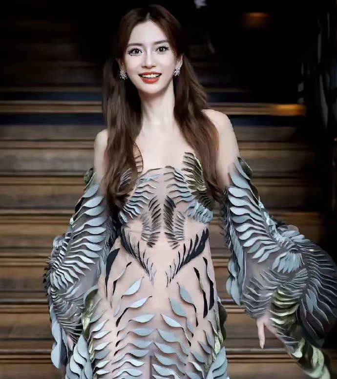 肠子悔青！黄晓明最大的痛，不是离了婚，而是这辈子再也娶不回杨颖
 
当年那场轰动内娱的世纪婚礼，还历历在目。
黄晓明不惜斥巨资，请来半个娱乐圈的嘉宾，把杨颖宠成了全场最耀眼的公主，一句“我不想让她受委屈”，不知感动了多少人。
 
谁也没想到，轰轰烈烈的感情，只撑了七年，二人平静官宣离婚，一句“感恩过