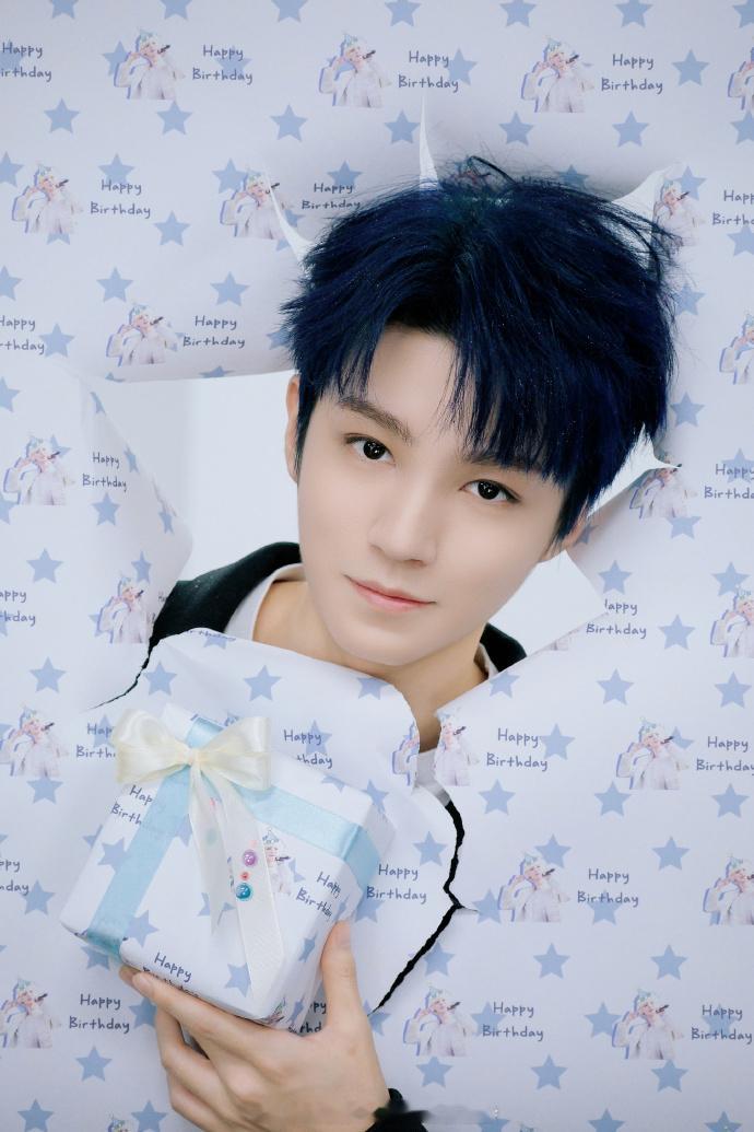 #王俊凯0921生日快乐#  祝的发起人王俊凯先生27岁生日快乐！💙
从2017年到2026年，焕蓝梦想公益基金设立以来，持续深耕教育支持、灾害救援与灾后重建、患者资助等领域。少年把光递出去，光也回到了少年身上。[太阳]
生日快乐，愿新的一岁，继续温暖明亮，把光照向更远的地方。 ​