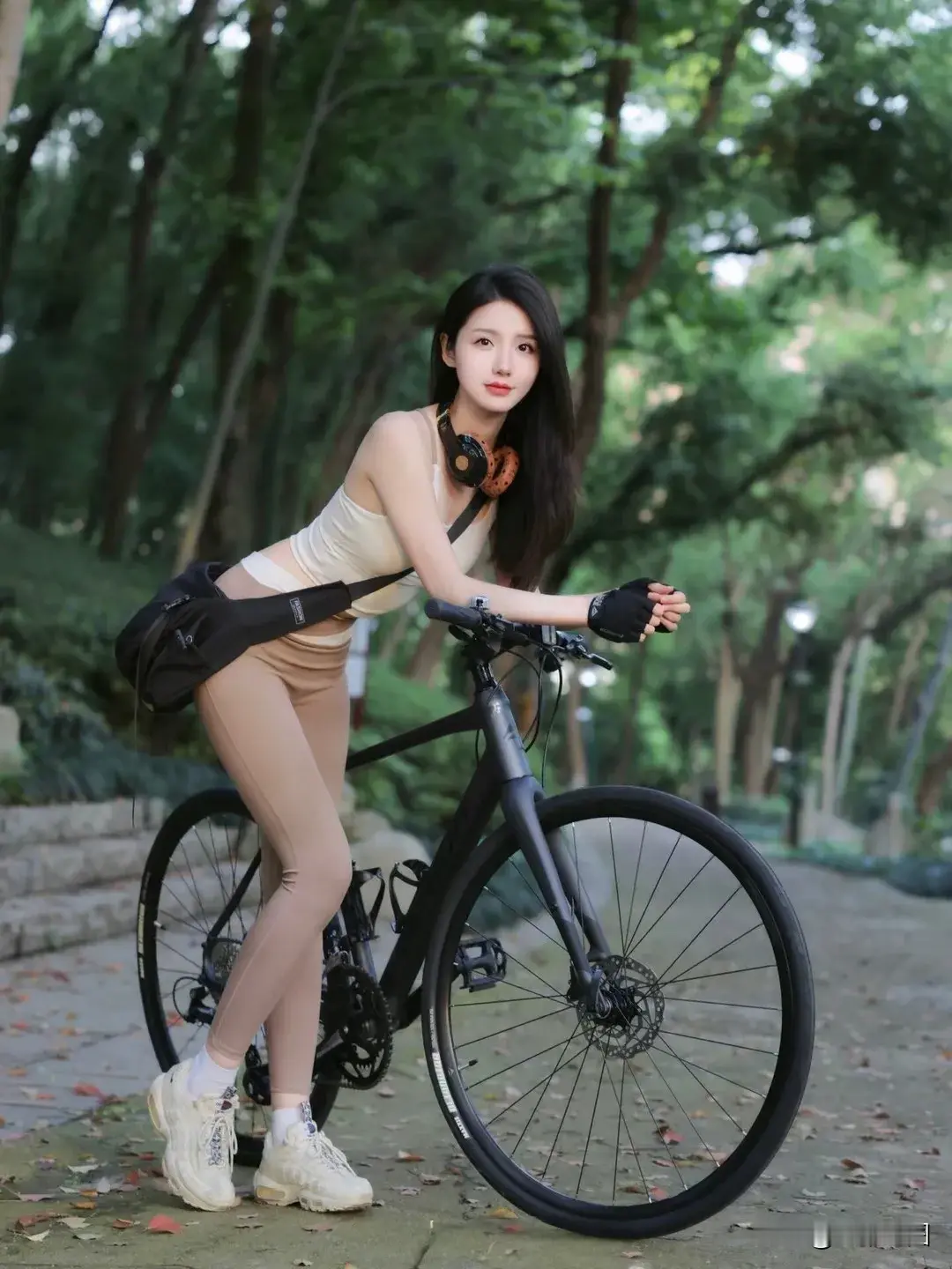 🌳骑行邂逅森系美女   谁懂！公园骑行撞见超绝小姐姐 运动风穿搭 +...