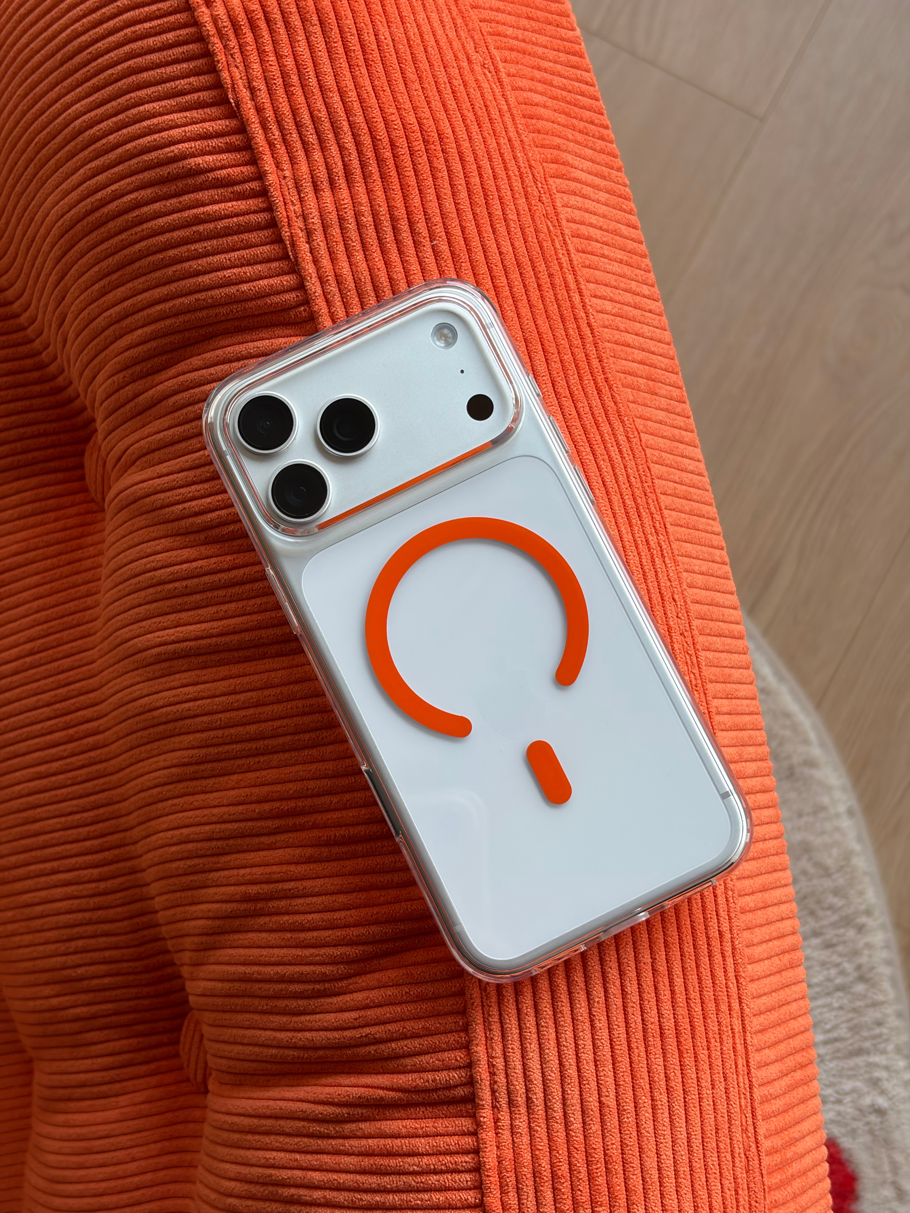 如果都拆开手机壳，其实iPhone 17 Pro Max的手感是要远远好于iPhone Air的（如果你非要要用重量衡量手感当我没说）。
我觉得还是要得益于unibody的机身，但是众所周知的原因iPhone Air不能用铝合金unibody，钛金属又做不到unibody。也许3D打印马上就能实现（Apple Watch已经实现），但是我还是不喜欢PV ​