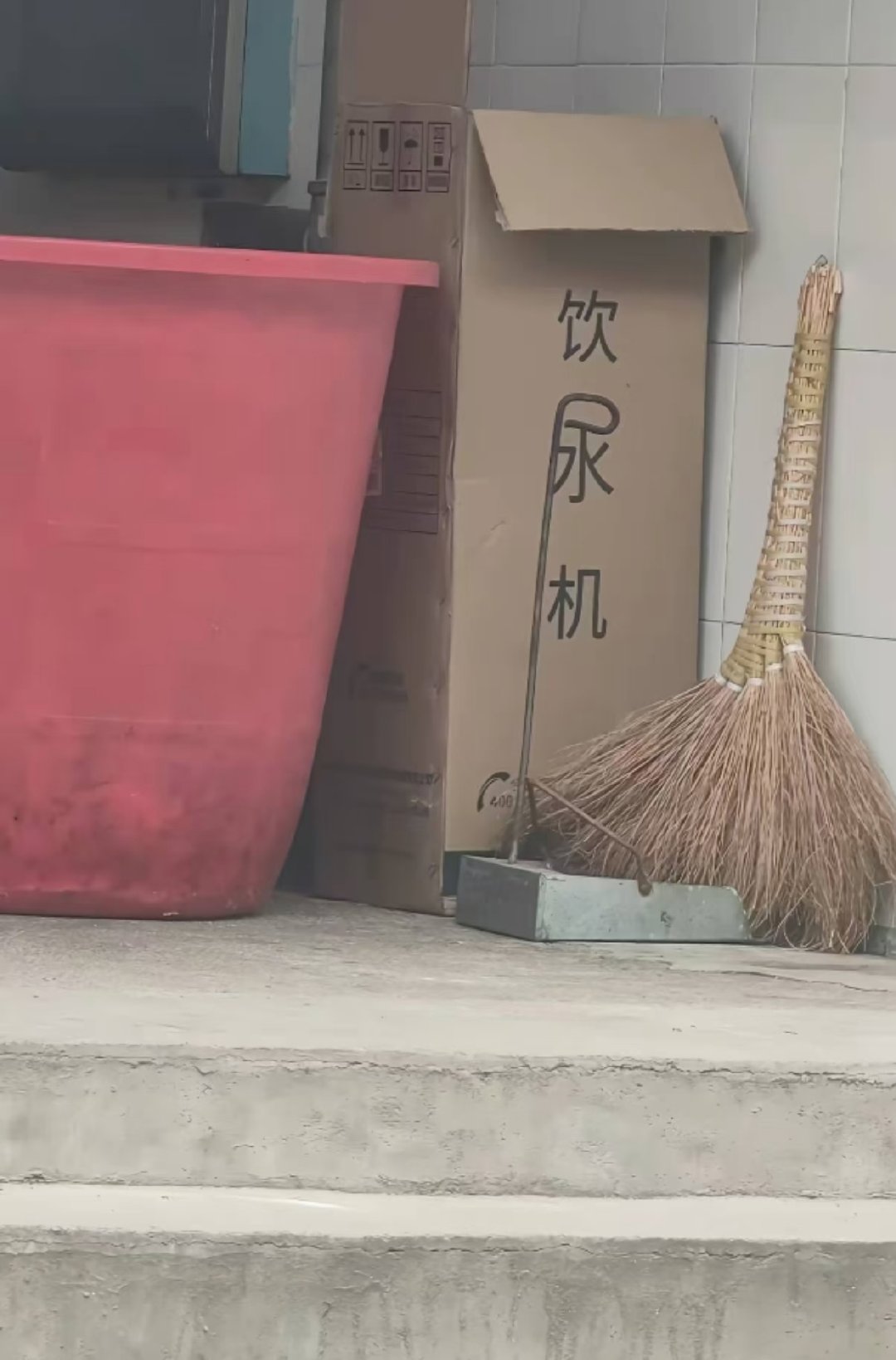 毫无违和感，都说了周日不能上班，脑子根本没带来。 ​