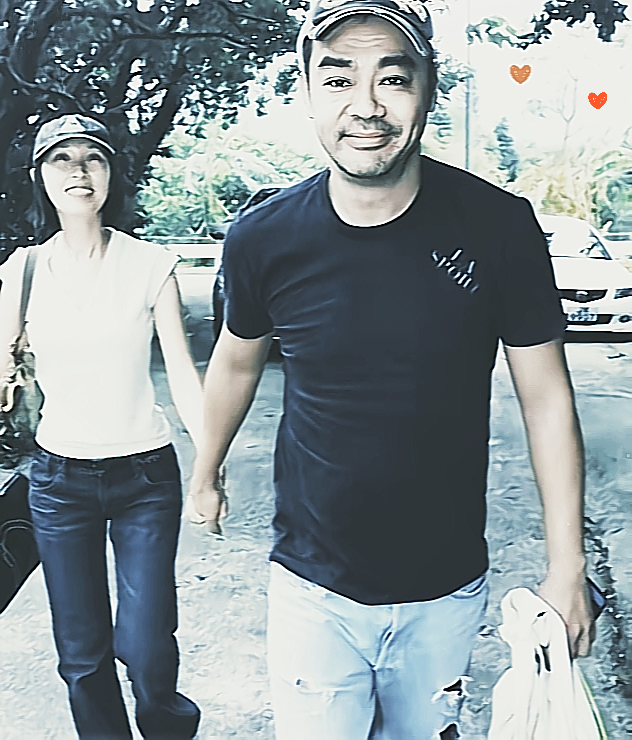 刘青云跟郭蔼明提离婚，不是因为不爱，是怕拖累她。
他身体有遗传病隐患，思来想去，干脆开口放她走。
结果郭蔼明就回了一句：不生就不生呗，我当你女儿，你宠我就行。
一句话，把这个黑脸影帝直接说哭了。
结婚二十多年，没孩子，外头瞎猜的人一堆。
可人家日子什么样呢？
他把所有片酬交给她打理，她从港姐冠军变身