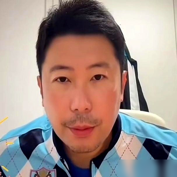 43岁韩莹输给陈熠，她老公雷洋开直播复盘，一句陈熠球质比蒯曼还高，直接把球迷听愣了。
不找体能借口，不甩锅年龄。雷洋原话很直：韩莹不是跑不动，是根本压不住陈熠的正手。那板球下来，旋转、落点、分量，全是冲着底线砸的。
陈熠1米77，正手单板穿透力在年轻一代里确实狠，打削球一板穿透，不给退台周旋的机