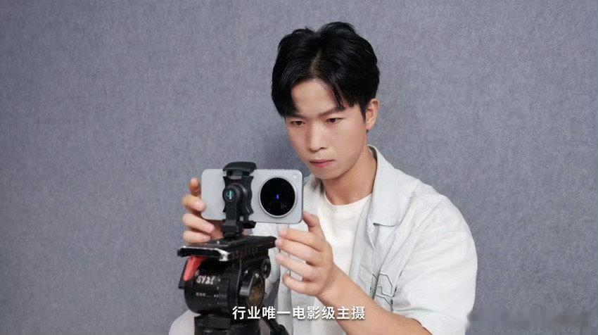 #再也不用担心拍照不上镜了#
总觉得真人比照片好看，其实差在小细节。拍照时记得肩膀一高一低错开，不要平齐，微微转腰，肢体有错落感，瞬间摆脱死板的证件照既视感。 ​