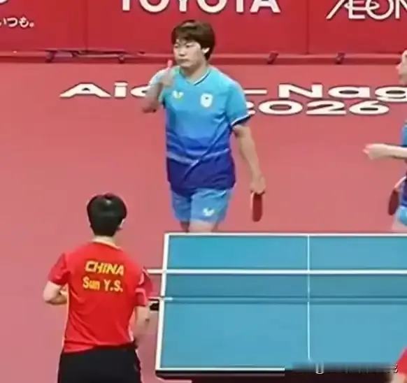松岛辉空那小子，以前那是出了名的“傲”，总觉得自己天下无敌。可今天亚运会东方大国大满贯这赛场，算是让他彻底开了眼，也彻底“服”了。

面对莎头组合，松岛跟张本美和那是拼了命在打，结果呢？3比0，干脆利落，甚至都没给对方留一点喘息的机会。

看着那个原本心高气傲的小伙子，在被莎头高质量回球碾压后，竟然