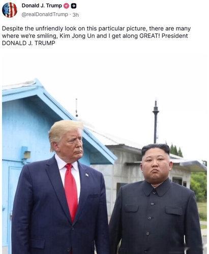 【特朗普上传与金正恩合影 或释放重启朝美会谈信号】美国总统特朗普15日在社交网站“真实社交”（Truth Social）上发布其曾2019年与朝鲜国务委员会委员长金正恩在板门店拍摄的合影，并表示其与金正恩保持良好关系。 #特朗普##金正恩##朝美关系##美朝关系# ​