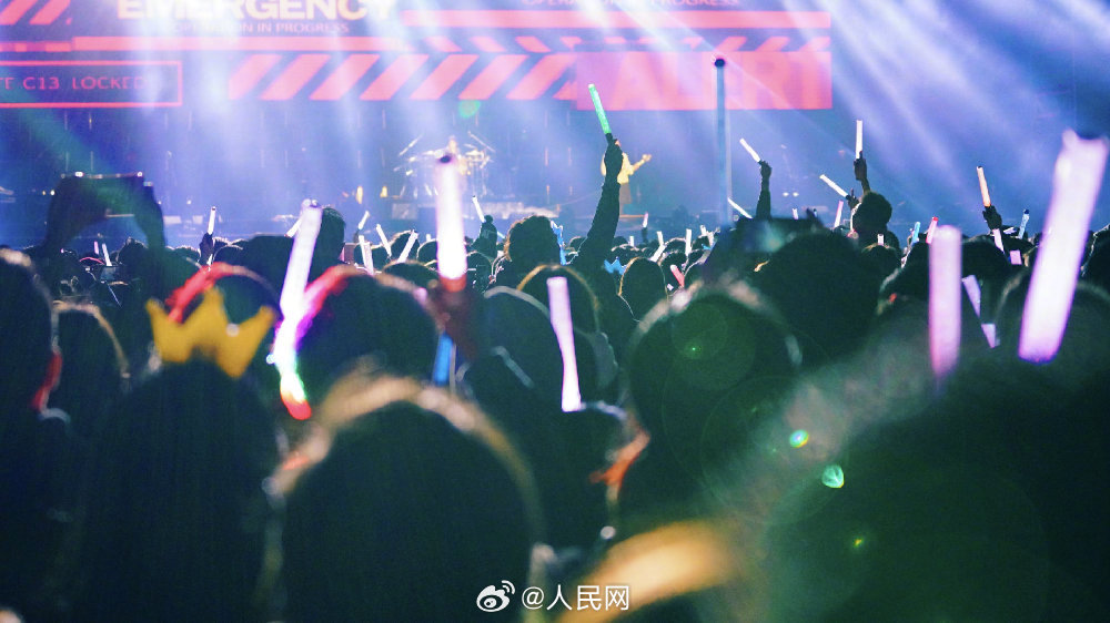 【#整治天价黄牛票光实名还不够#】随着演艺市场火热，黄牛加价代抢热门演唱会门票、高价售卖所谓的“内场票”等现象屡见不鲜。黄牛票，看似是市场需求催生的消费空间，实则是市场规则不够完善留下的套利缺口。#整治黄牛票需要从严从全#，不仅要守住检票口，更需守住放票、售票、购票的全链条。（人民日 ​