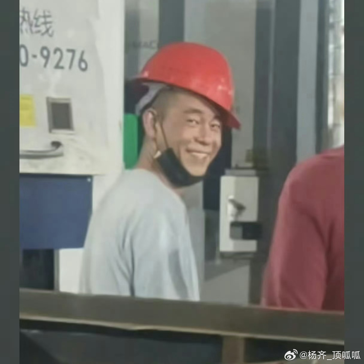 这次“车间工人撞脸陈小春”的闹剧，最让人后背发凉的其实不是那些离谱的认亲线索，而是拍摄者在凌晨选择离职的那份决绝。

在流量裹挟的舆论场里，我们见惯了太多为了博眼球而无限放大的“巧合”。从同姓陈、年龄相仿到耳垂都有窝痕，网友硬是靠着脑补拼凑出了一出“全网寻弟”的大戏。但这种建立在窥 ​