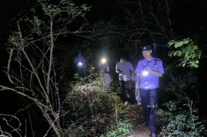 无知有多可怕！武汉，一女子带着5岁儿子、年近六旬的父亲和弟弟，轻信一条网传视频攻略踏上未开发野路，结果天黑断粮、孩子哭到失声，一家四口被困密林深处进退两难，民警搜山一个多小时才循声音找到他们。 
 
2026年9月26日，武汉市公安局公开信息中，当事人记作胡女士。上午10时左右，一家四口从清凉寨附近