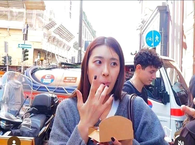 球场上拼到咬牙切齿，到了米兰街头直接变回普通女孩。

趁着意甲联赛休息日，在意大利打拼的四名日本女排国手碰头了。关菜菜巳、和田由纪子、秋本美空效力于同一支球队，直接拉上米兰队的佐藤淑乃，四个人一起逛街拍照。没有了赛场上的紧绷和防守时的杀气，镜头前全是松弛的笑脸。

平时看惯了她们在海外联赛高强度的搏