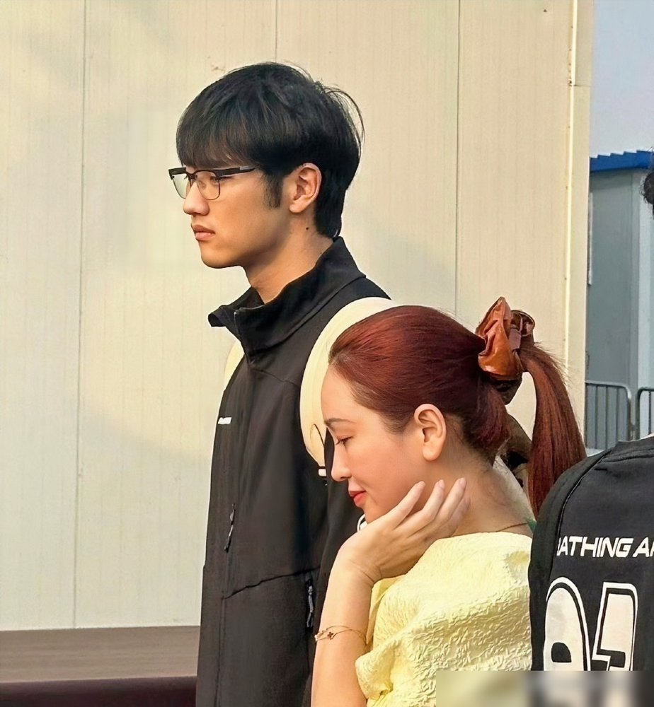 金莎这小男友，站一块儿跟领了个大外甥逛乐园似的，皮肤状态看着比她还垮。
孙丞潇，00年的，上戏毕业，比金莎整整小17岁。2022年一场饭局认识，这弟弟追人下血本，连续53天饭菜不重样。
23年上恋爱综艺，26年冰岛求婚，海淀领证，一条龙速度。
金莎原话：好男人不在市场流通，早早被人抢走。40多