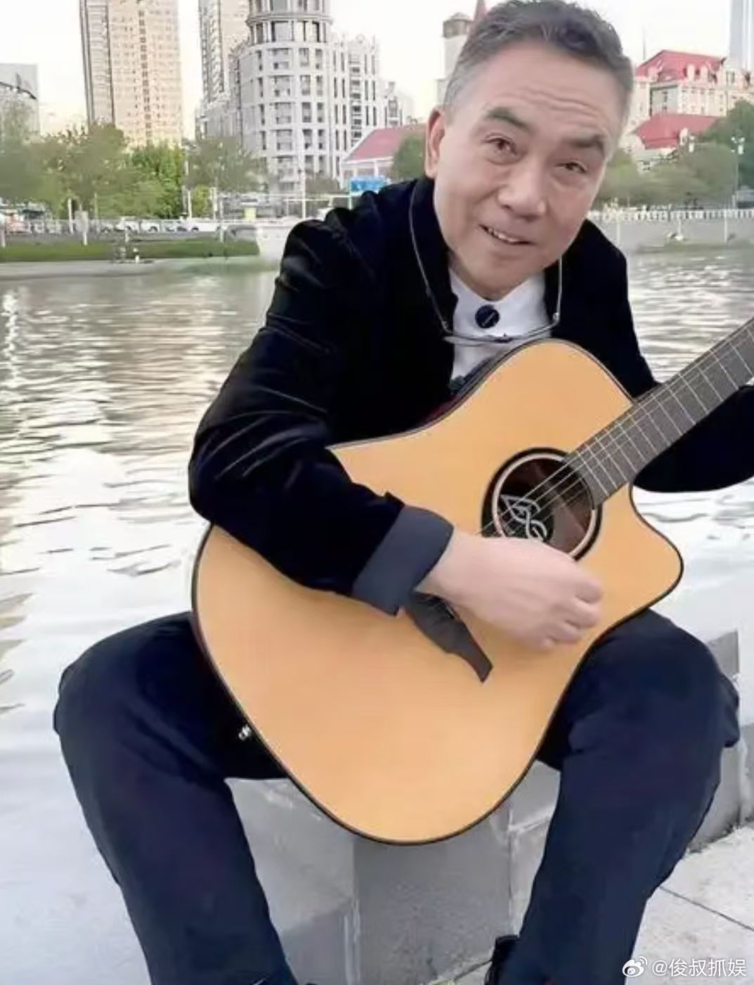 别看杨义低头道歉，停演未必在乎，有这个兜底！

查俊/文

杨议怒斥观众那段，我细瞧，总觉得哪里不对劲！

当报幕员请出杨议的时候，他是一个人出来的，难道他是演单口相声？或者脱口秀？

杨议的相声，都是俩人，捧逗一起出场，如果带捧哏出来，拦他一句，是不是就吵不起来？

相声舞台，化解尴尬局 ​