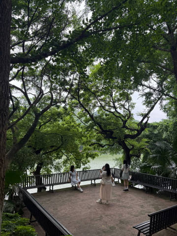 说出不恨桂林的三个理由<br />1.桂林晚上经常能看到很多星星<br...