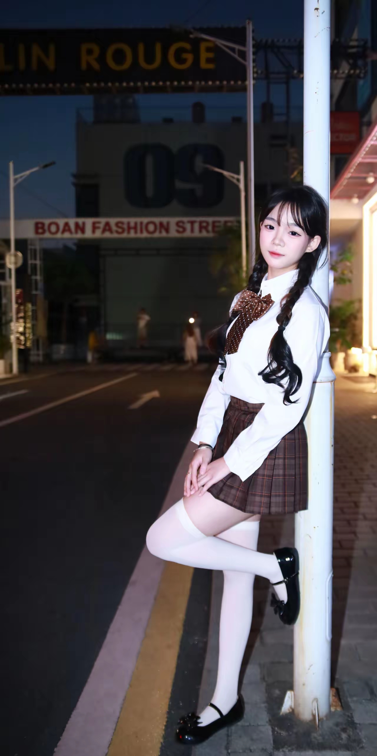 夜色中的时尚少女，倚靠街灯，优雅动人。[话题]