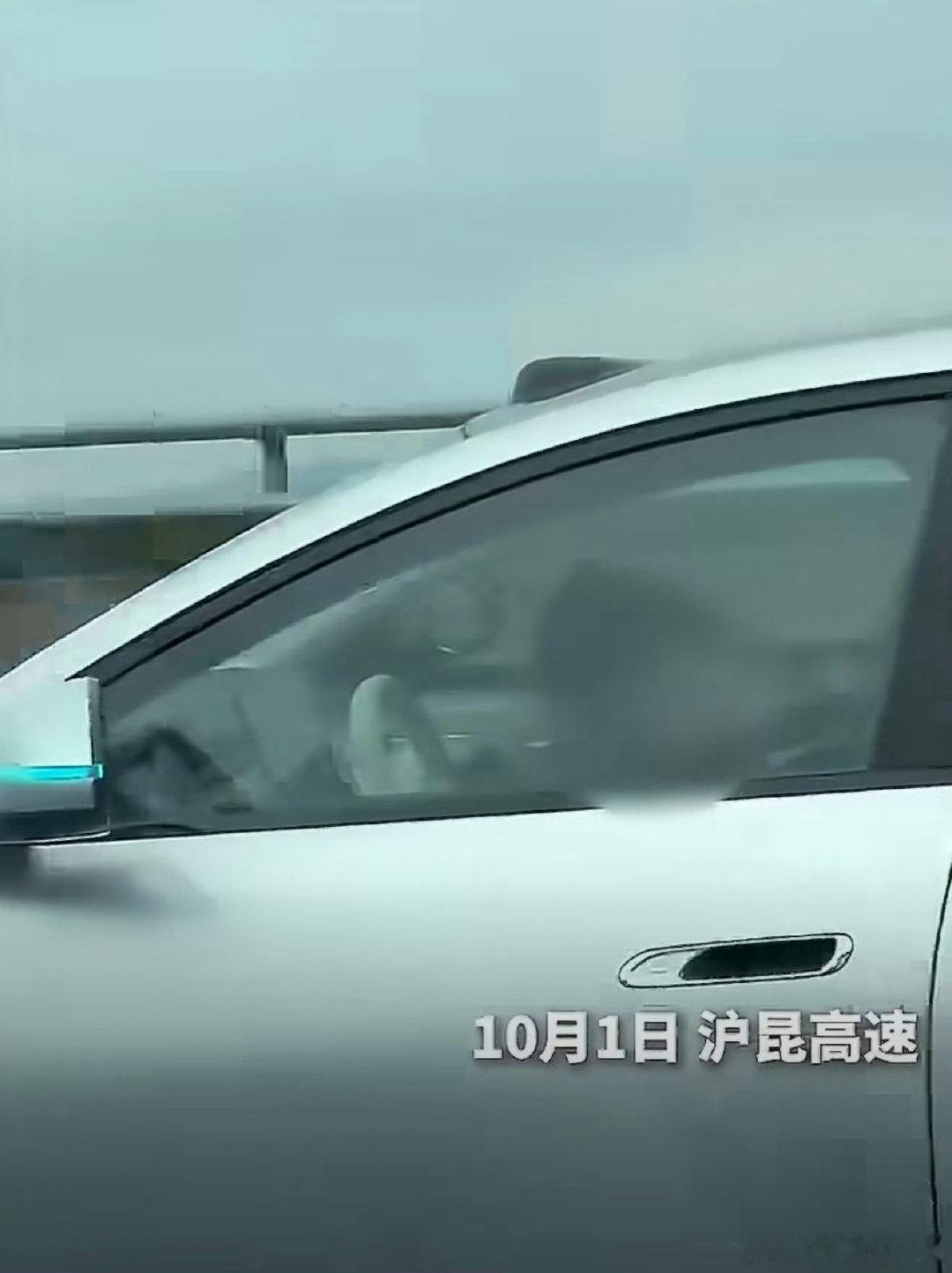 #司机被拍到高速开智驾睡着#
真的假的，现在还会有人开辅助驾驶睡着？
把DMS关了？那也不可能没有脱手检测吧 ​