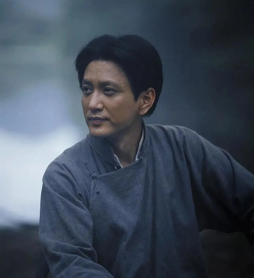 王仁君说，
“这是我一生的荣耀”，
这个角色早已在他的人生留下烙印。

王仁君出生在山东聊城，初中时随父母来到北京，他最早时是读法律的，后来发现自己喜欢表演，就下定决心转行考上北电。

从电影《古田军号》、《1921》到电视剧《中流击水》、《问苍茫》，再到现在的《浴血荣光》，王仁君已经先后五次饰演过
