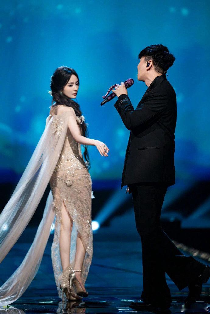 #杨幂又找林俊杰点歌了# 哈哈哈哈哈杨幂又找林俊杰点歌了，幂姐下次想听什么？ ​