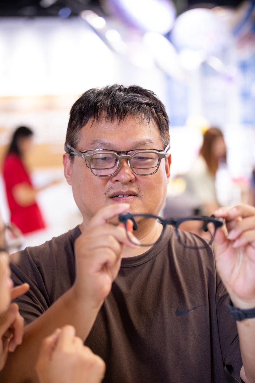 "听障朋友参与的AI眼镜体验，把一个很实用的功能带到了交谈中：对方说话，镜片上同步出现字幕。看清意思以后再接话，不必急着点头。我对AI的期待里，就有这种能在普通聊天时帮上忙的小进步。
#再也不用假装听懂了##别让听障者被迫假装听懂# ​