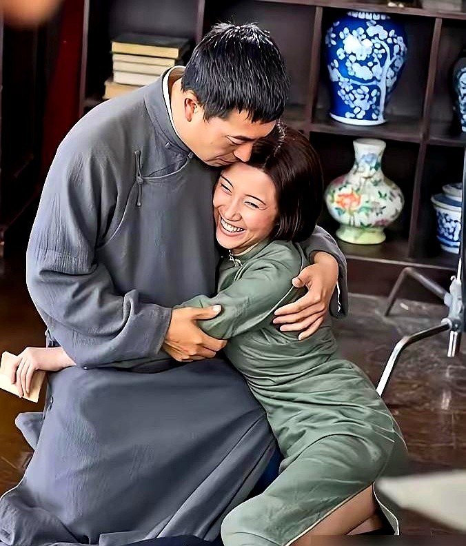 尾骨摔断，疼得直冒冷汗，张嘉益却黑着脸让她必须拍完。

颜丙燕拍《借枪》，一场戏摔成尾骨骨折。医生说得躺着养，可剧组等不起。她刚想开口请假，张嘉益一句话把她堵了回去：“戏比天大，你要是躺下了，这角色就废了。”

周围人看着都心疼，觉得张嘉益不近人情。可他心里跟明镜似的，他太懂颜丙燕了，这人吃硬不吃软