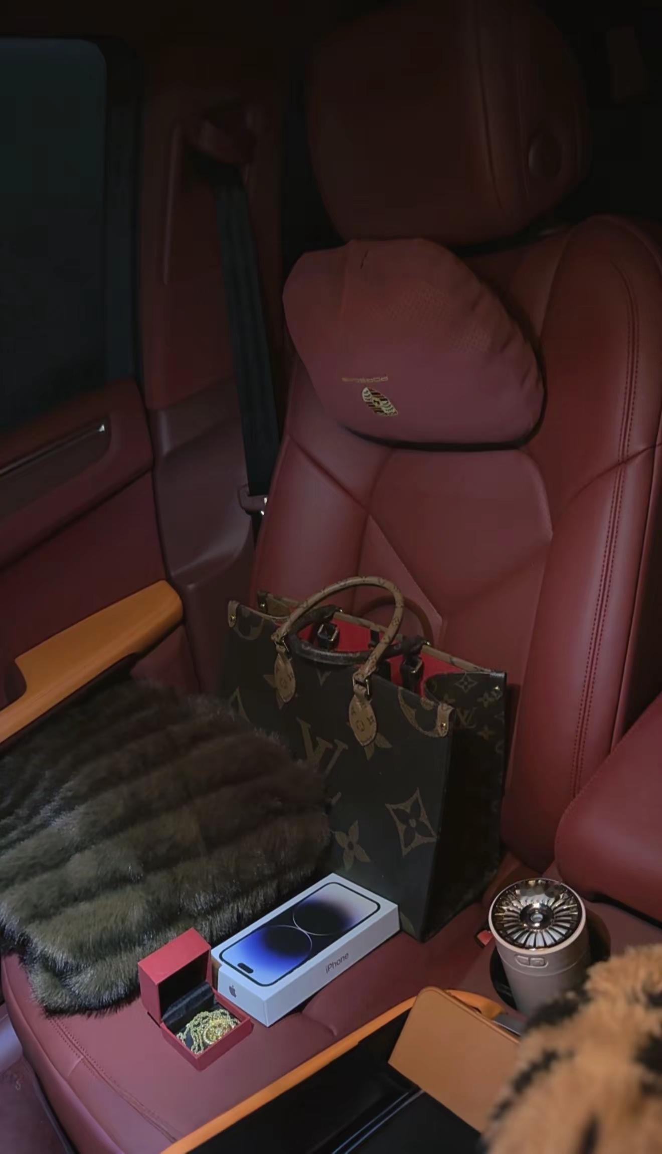 成熟女人的三大标志：穿貂，买黄金，听凤凰传😂