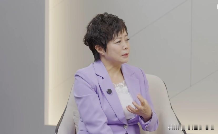 她不是“王传福背后的女人”，她是比亚迪出海那双脚

很多人第一次认真记住李柯，是因为《有请》第四期。

镜头里她不端着。说早年背着展具跑海外展会，说欧洲客户一开始连比亚迪都读不准，说“别人问你们是不是做电池的，我们说不只是，后来他们信了”。

听着像闲聊，其实全是硬仗。

2000年代中国车企讲“全