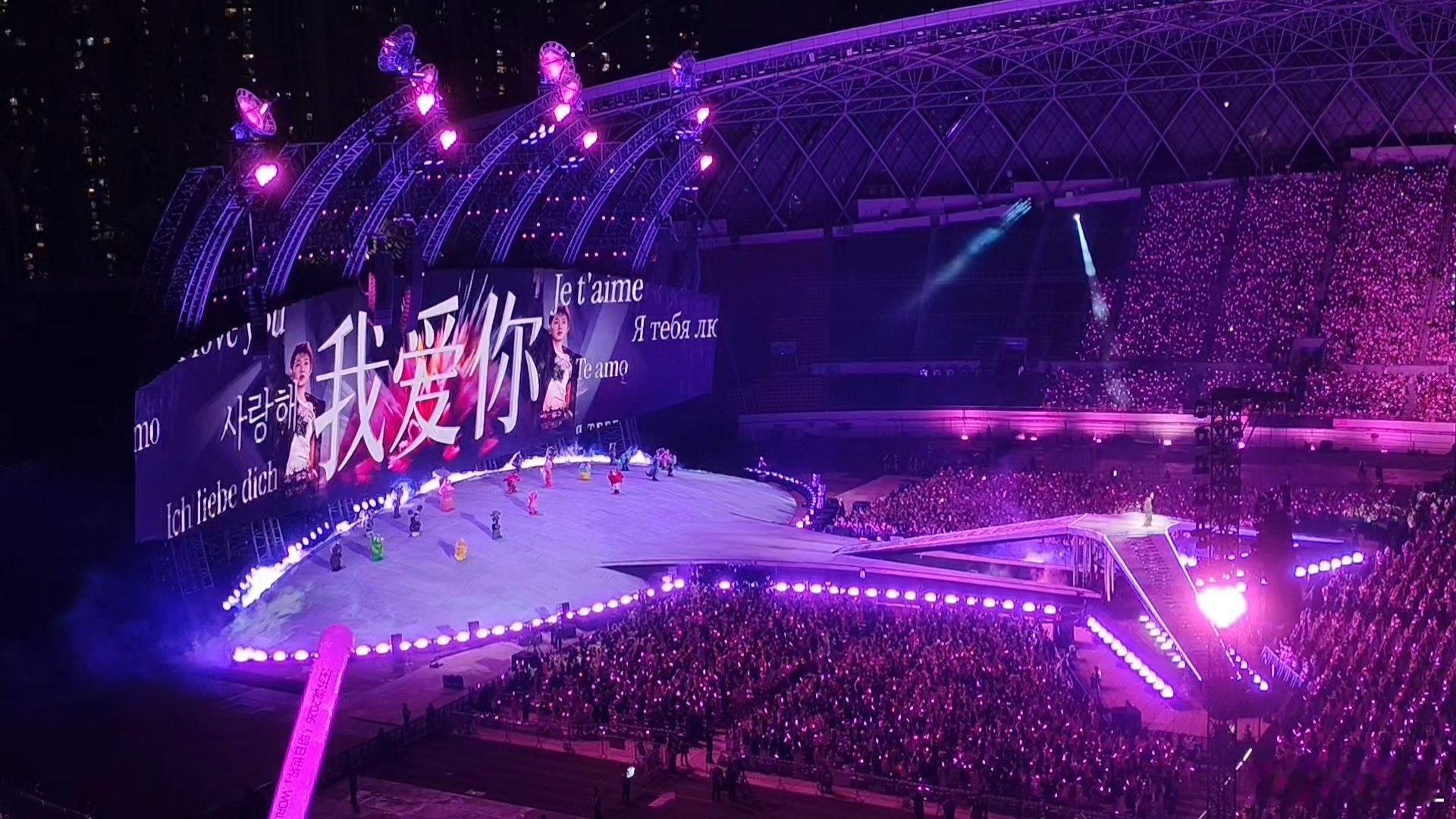 我今天去看演唱会咯，因为歌词总是会想起你的所以最喜欢的两首歌都听到了~但是贵州这个逆天的网络完全发不出视频来！所以只好简单粗暴地送你一张图~爱是道最深奥的问题~但是呢但是呢~ ​