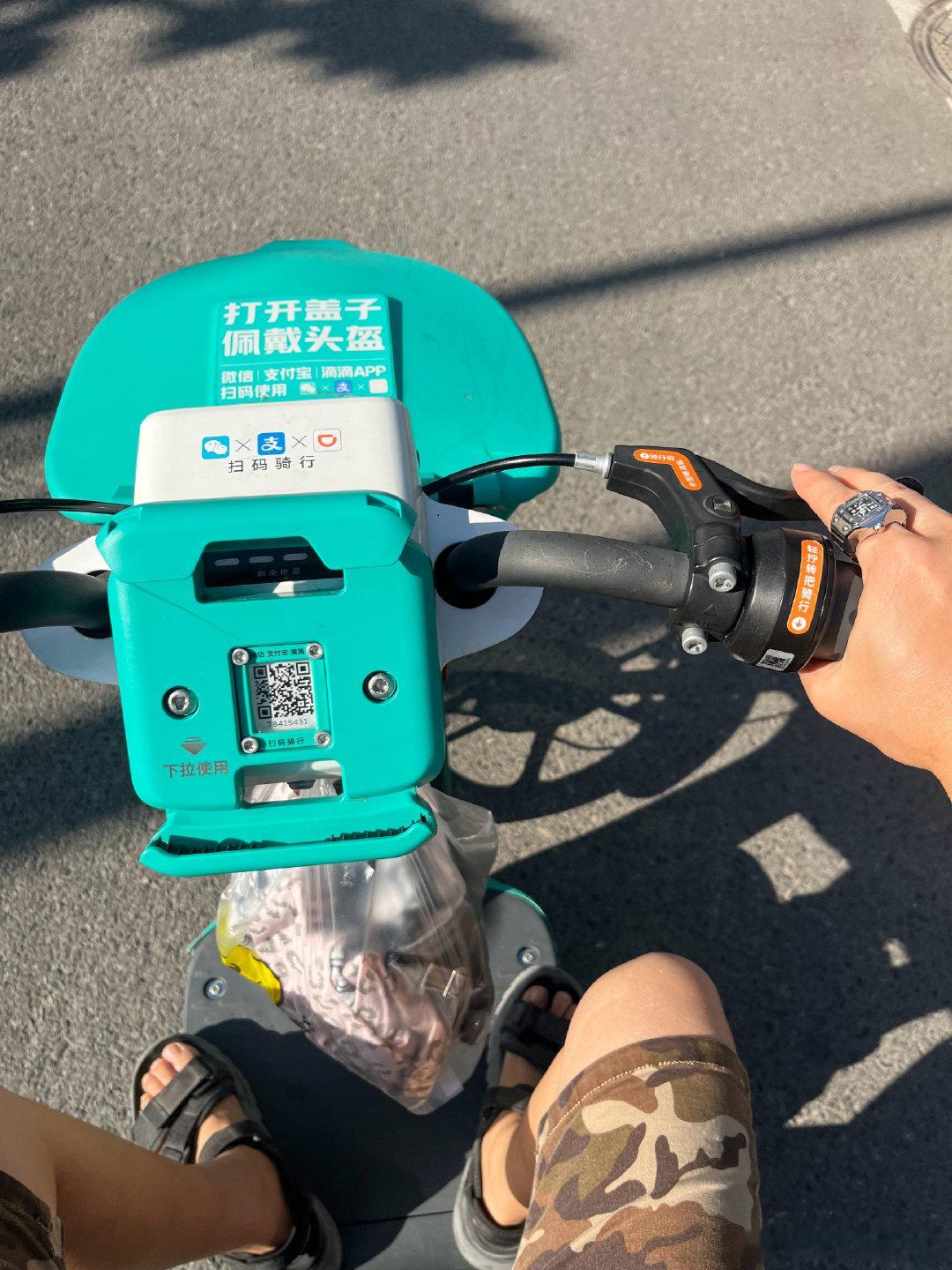 下午送“兰博基尼”
去汽修店
解决右后门
无法开的问题

扫了辆
共享电单车
去城中心不好停车的地方
取乖的裤子

拥挤的地方
还是电单车方便 ​