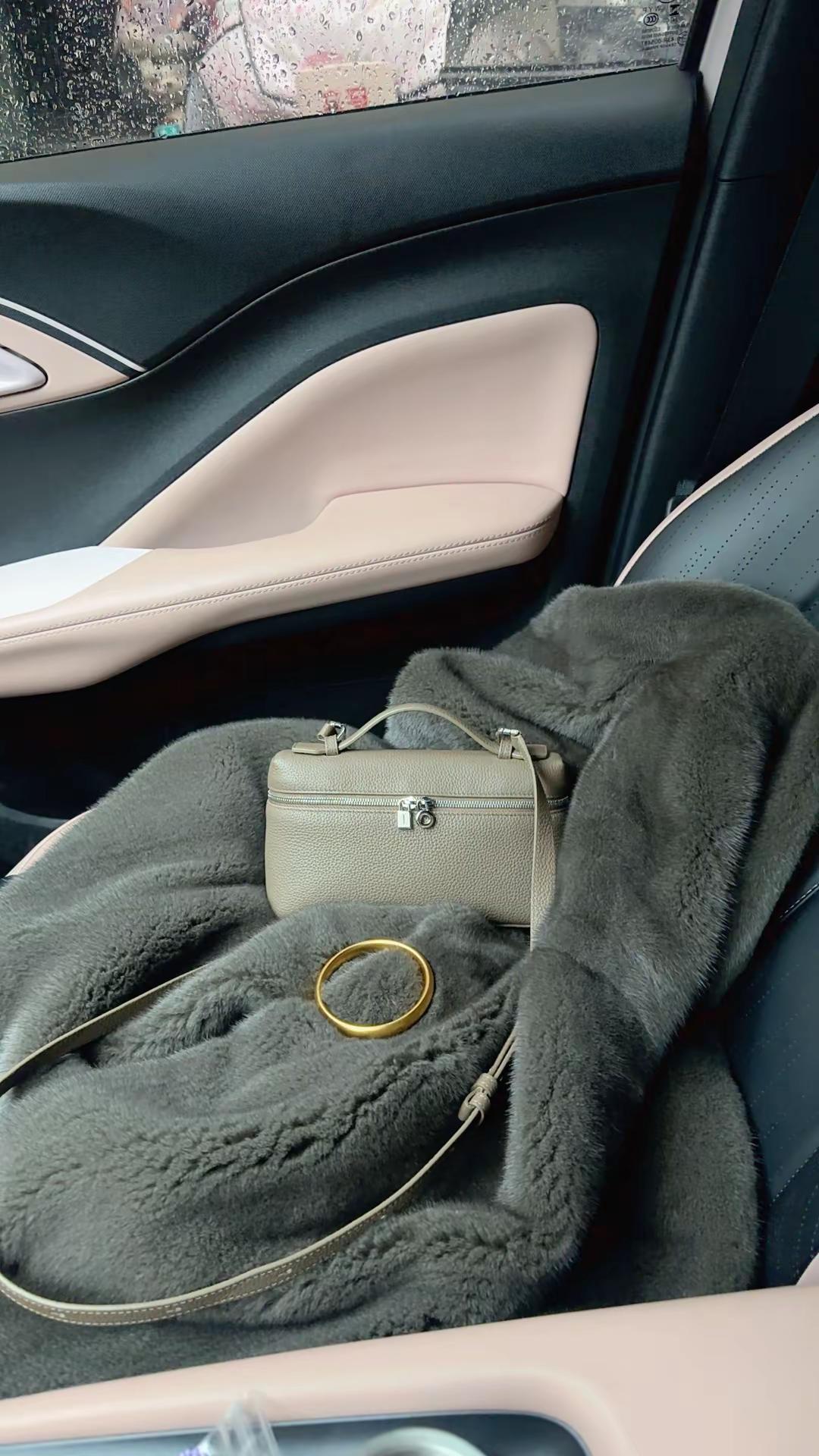 做气质女人三大标配：穿貂，买黄金，听凤凰传奇😁