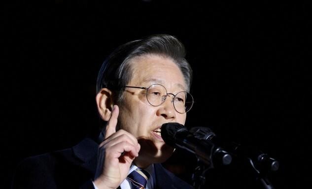 乌克兰这回把韩国彻底惹毛了。泽连斯基在联合国大会上公开两名朝鲜战俘被移交给韩国，李在明直接发话，不道歉就采取追加措施。韩方说保密约定是乌方自己先提的，连国情院都出面证实了，乌方转头却说不存在这回事，反咬韩国总统撒谎。战俘涉及人身安全，说好的保密说破就破，放谁身上都得火。韩国已经召见外交官要求正式道歉
