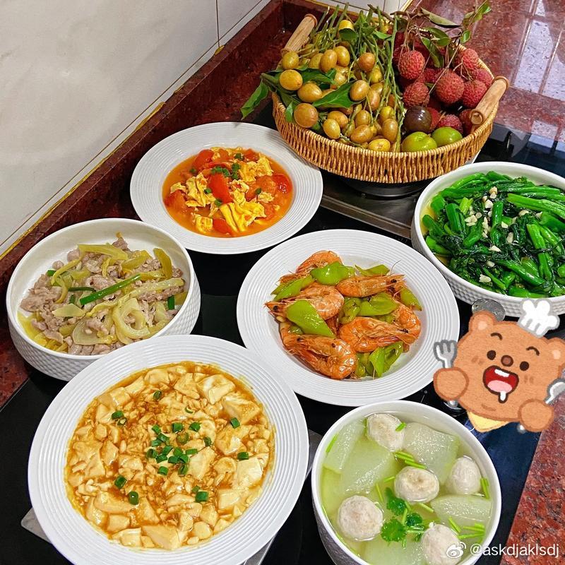 高温天做饭，厨房如同桑拿房。 
尝试预制菜，或者买半成品，减少炒菜时间，保持凉爽。 ​
