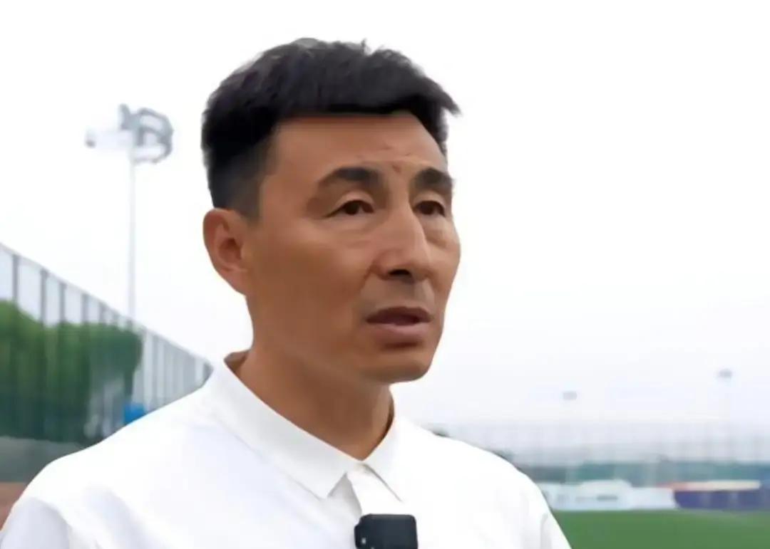 拿过中超冠军的武汉三镇竟然沦落到要保级，前国脚李玮锋在直播间里的一席话，彻底扯下了遮羞布。
很多球迷百思不得其解，队里的配置在中超根本算不上垫底，该花的银子也没少砸，怎么战绩就一路奔着深渊去了？
李玮锋把话挑得很明：不是球员不行，纯粹是管理层自己在瞎折腾。
最致命的硬伤就是帅位来回倒腾。
赛