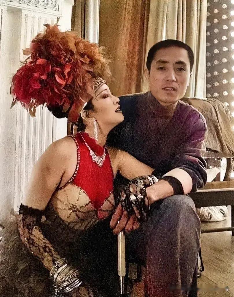 1995年，巩俐依偎在张艺谋身边。她穿着一身十分夸张艳丽的裙子，头上扎着鸡毛掸子，手腕上全是假银镯子。两人一动一静，一男一女，一张一弛，整个画面看起来十分有艺术气息。

片场休息的时候，巩俐走到监视器后面看回放。张艺谋指着屏幕说：“这里走位再偏一点，光就对了。”

“嗯。”巩俐应了一声，眼睛没离开屏